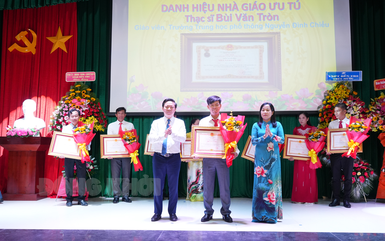 Ngành giáo dục triển khai cao điểm thi đua 'Đồng khởi mới' Phó bí thư Thường trực Tỉnh ủy Trần Thanh Lâm, Giám đốc Sở Giáo dục và Đào tạo La Thị Thúy trao danh hiệu và hoa chúc mừng các Nhà giáo ưu tú