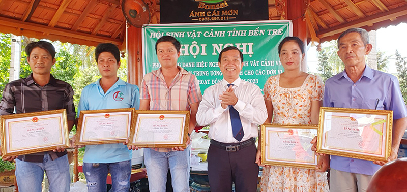 Hội nghị phong tặng danh hiệu Nghệ nhân sinh vật cảnh Việt Nam Giám đốc Sở Văn hóa, Thể thao và Du lịch Nguyễn Văn Trung trao bằng khen của UBND tỉnh cho các cá nhân đạt giải nhất Hội thi Hội hoa xuân Giáp Thìn năm 2024.
