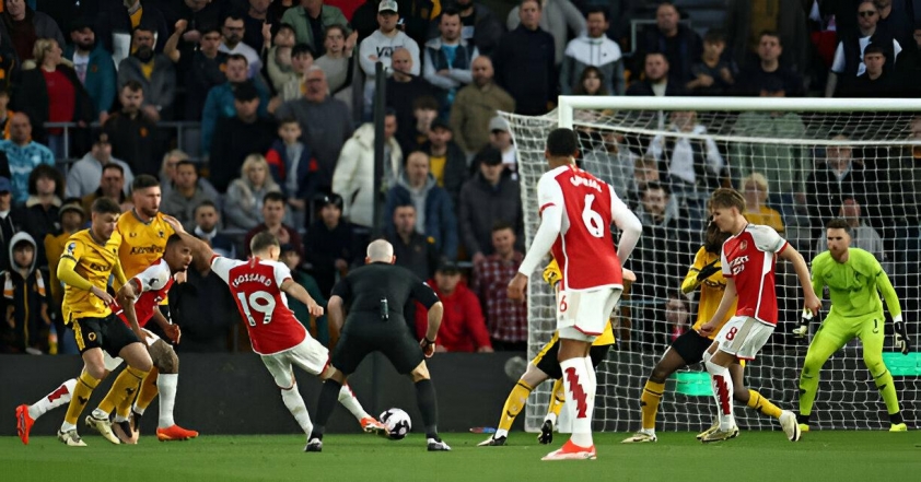 Arsenal đòi lại ngôi đầu Ngoại hạng Anh 2023/24 Trossard mở điểm cho Arsenal bằng bàn thắng đẹp mắt. Ảnh: Getty