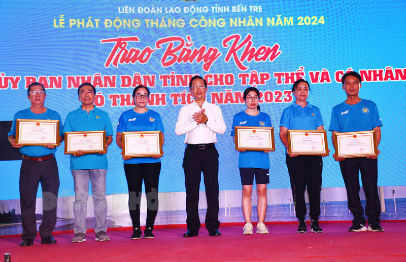 Phó chủ tịch Thường trực UBND tỉnh, Trưởng đoàn đại biểu Quốc hội tỉnh Nguyễn Trúc Sơn trao bằng khen của UBND tỉnh cho các doanh nghiệp