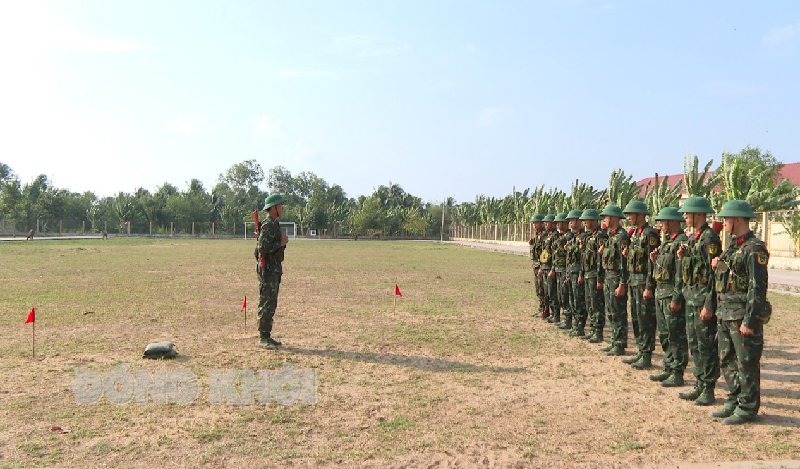 Trên thao trường những ngày nắng nóng Chiến sĩ mới tham gia huấn luyện trên thao trường nắng nóng
