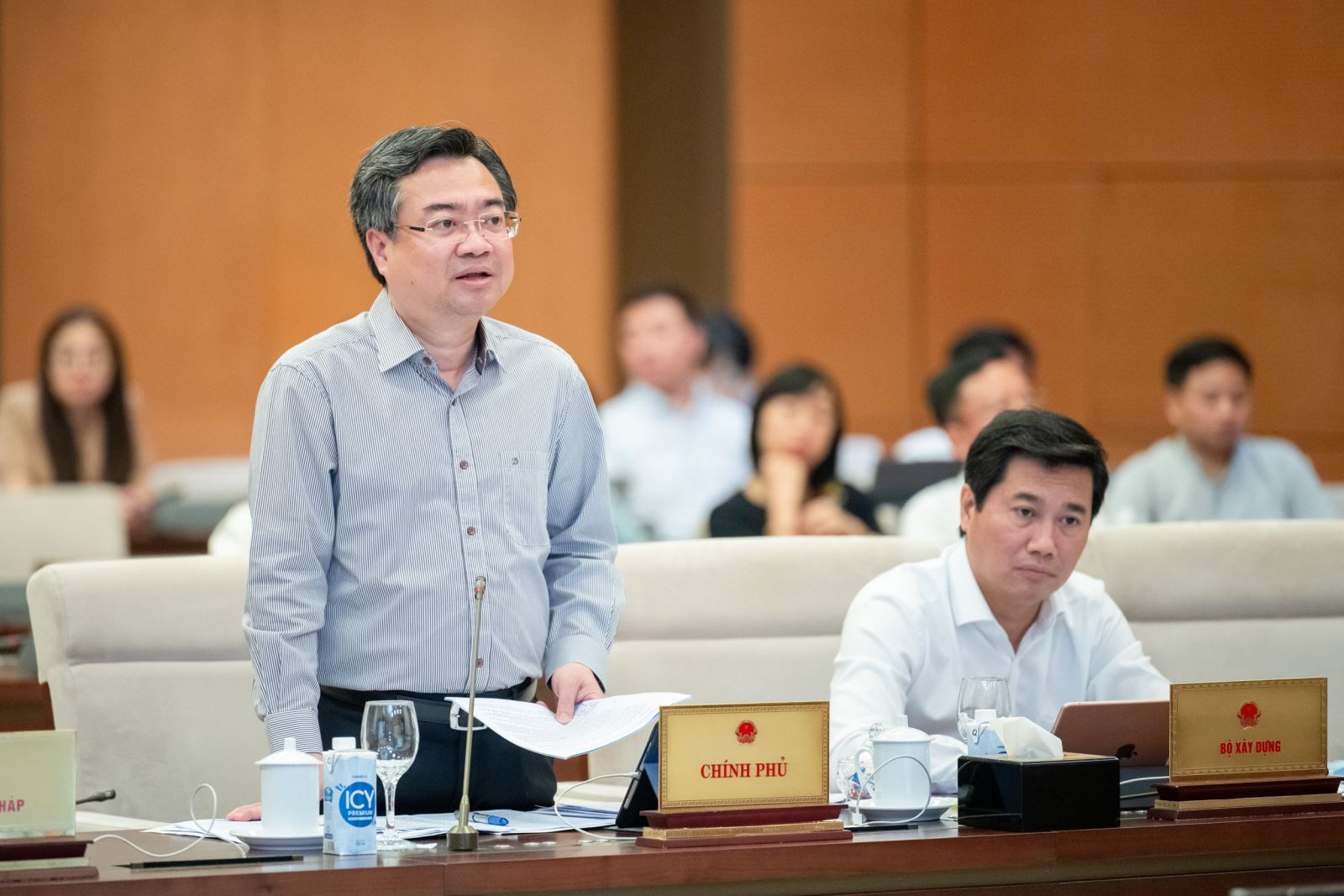 Bộ trưởng Bộ Xây dựng Nguyễn Thanh Nghị trình bày tờ trình tại Phiên họp.