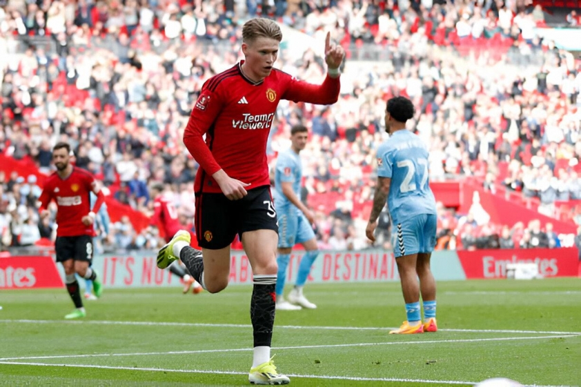 Scott McTominay mở điểm từ sớm cho MU. Ảnh: Getty.