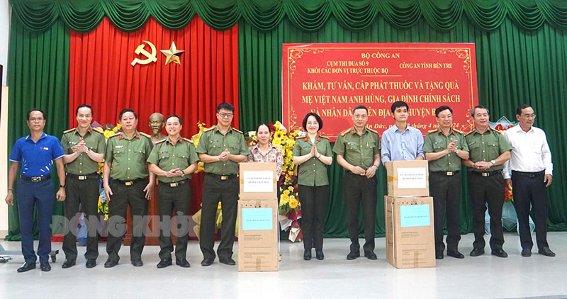 Khối các đơn vị trực thuộc Bộ Công an khám bệnh, tặng quà cho gia đình chính sách Ba Tri Đại diện 2 đơn vị phối hợp trao tặng trang thiết bị y tế và thuốc cho 2 Trạm Y tế xã An Đức và An Hiệp (Ba Tri).
