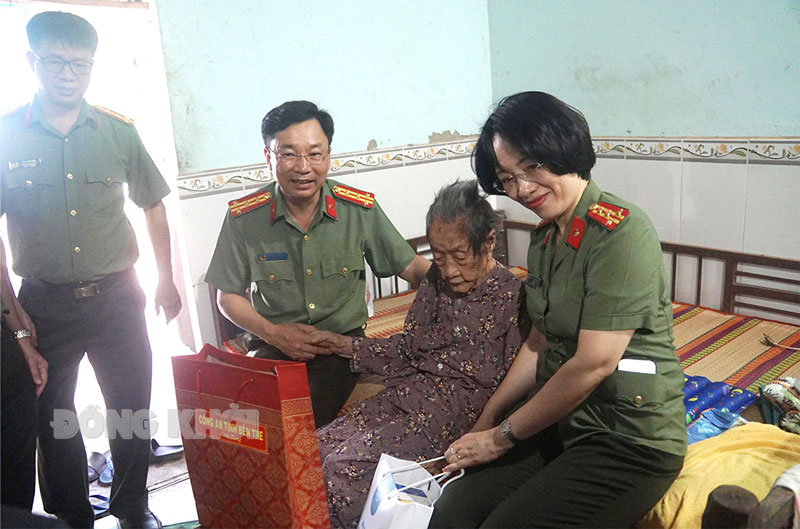 Khối các đơn vị trực thuộc Bộ Công an khám bệnh, tặng quà cho gia đình chính sách Ba Tri Lãnh đạo Công an tỉnh và Cụm thi đua số 9 thăm tặng quà Mẹ Việt Nam anh hùng 102 tuổi tại xã An Đức (Ba Tri).