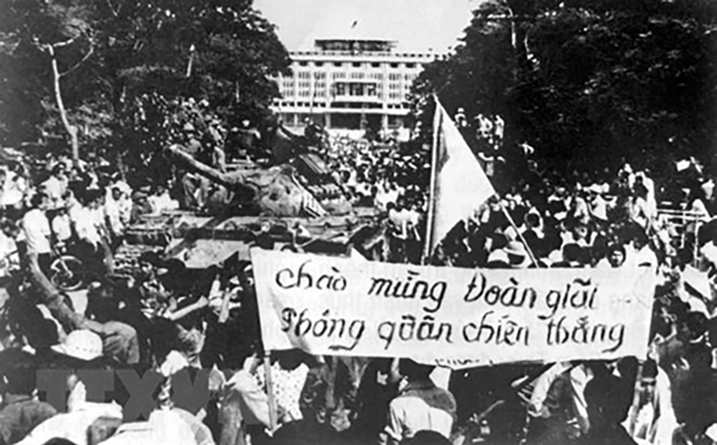 Nhân dân Sài Gòn đón chào quân giải phóng chiếm phủ tổng thống ngụy, trưa 30-4-1975. (Ảnh: Tư liệu/TTXVN)