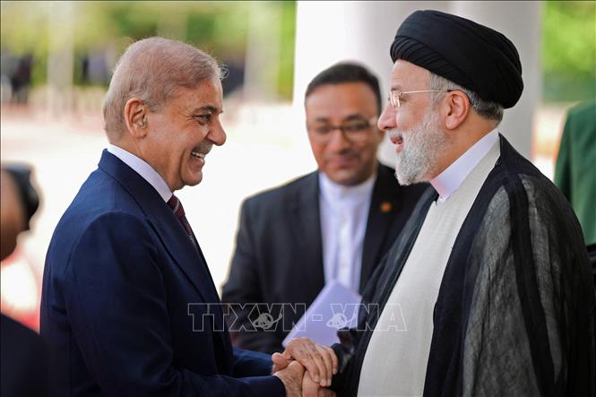 Tổng thống Iran thăm Pakistan Tổng thống Iran Ebrahim Raisi (phải) trong cuộc gặp Thủ tướng Pakistan Shehbaz Sharif (trái) tại Islamabad ngày 22-4-2024. Ảnh: AFP/TTXVN