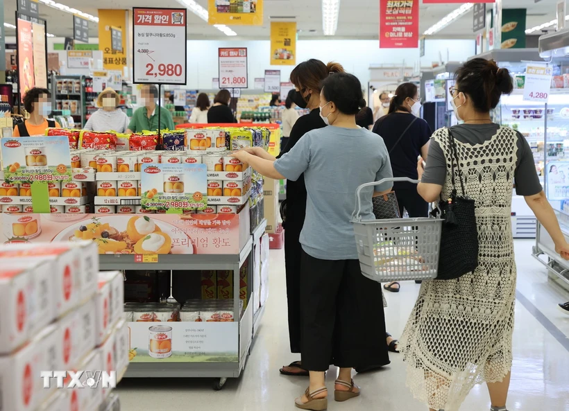 Hàn Quốc: Lạm phát thực phẩm cao thứ 3 trong số 38 thành viên Tổ chức OECD Người tiêu dùng mua sắm tại một đại lý bán lẻ ở Seoul, Hàn Quốc. Ảnh: Yonhap/TTXVN