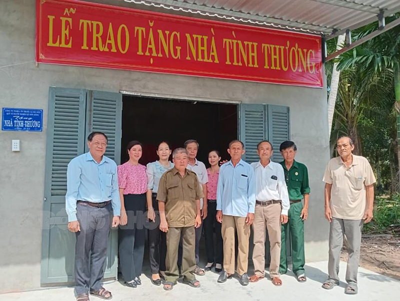 Bàn giao nhà tình thương cho hộ nghèo, khó khăn về nhà ở trên địa bàn xã Sơn Đông. Ảnh: Hữu Hiệp