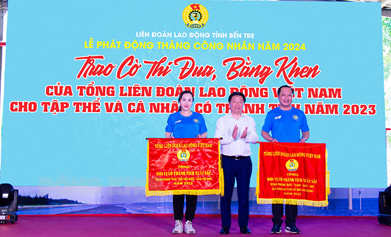 Phó bí thư Thường trực Tỉnh ủy Trần Thanh Lâm trao Cờ thi đua của Tổng Liên đoàn Lao động Việt Nam cho các đơn vị.