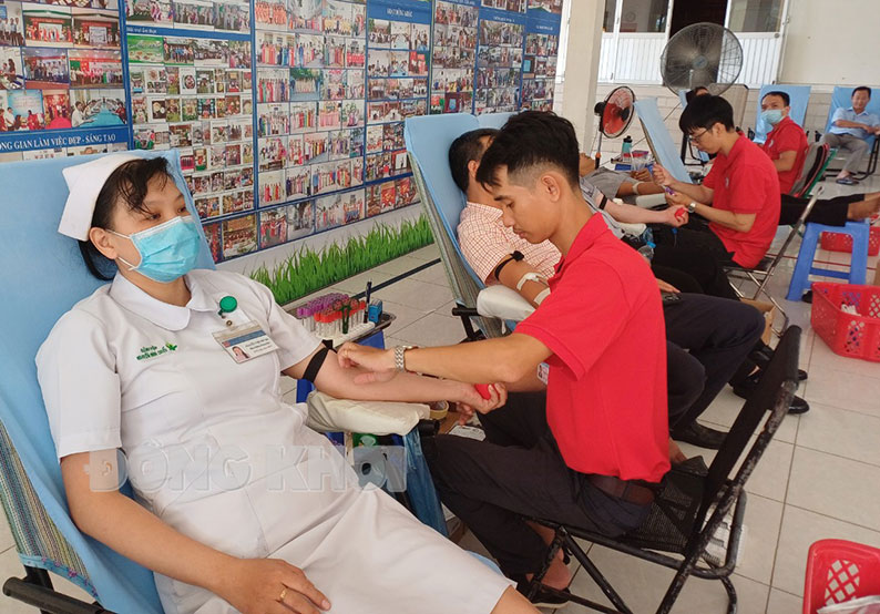 Cán bộ, nhân viên Bệnh viện Nguyễn Đình Chiều tham gia hiến máu