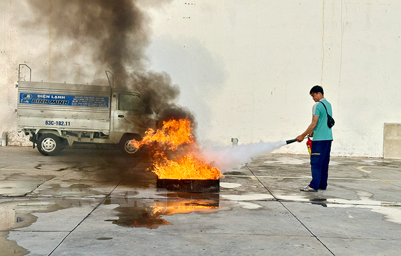 Lực lượng phòng cháy, chữa cháy cơ sở chữa cháy theo tình huống giả định.
