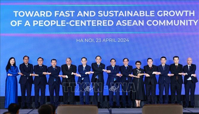 Thủ tướng Phạm Minh Chính, Thủ tướng Lào Sonexay Siphandone, Tổng Thư ký ASEAN Kao Kim Hourn cùng trưởng đoàn các nước ASEAN tham dự Diễn đàn Tương lai ASEAN 2024. Ảnh: Dương Giang/TTXVN
