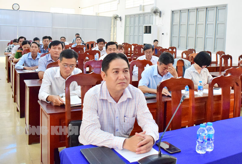 Phó chủ tịch UBND huyện Võ Thanh Tùng cùng đại biểu ngành huyện tham dự tại điểm cầu huyện.