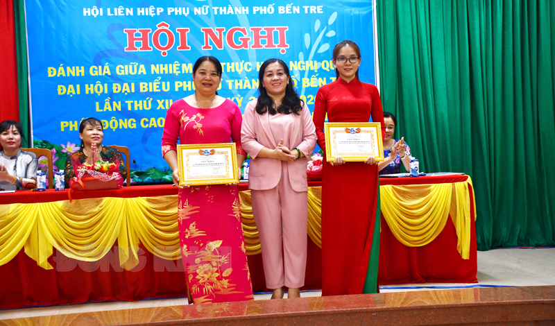 Phó chủ tịch Hội LHPN tỉnh Đỗ Thị Huệ Anh trao giấy biểu dương các tập thể, cá nhân đạt thành tích tiêu biểu, xuất sắc qua nửa nhiệm kỳ thực hiện Nghị quyết Đại hội Phụ nữ các cấp.