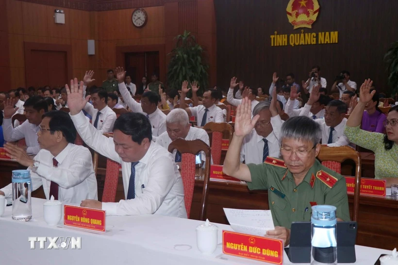 Miễn nhiệm chức vụ Chủ tịch, Phó chủ tịch UBND tỉnh Quảng Nam Các đại biểu biểu quyết tại kỳ họp thứ 21, HĐND tỉnh Quảng Nam khóa X, nhiệm kỳ 2021-2026, hôm 8-4-2024. Ảnh: Đoàn Hữu Trung/TTXVN
