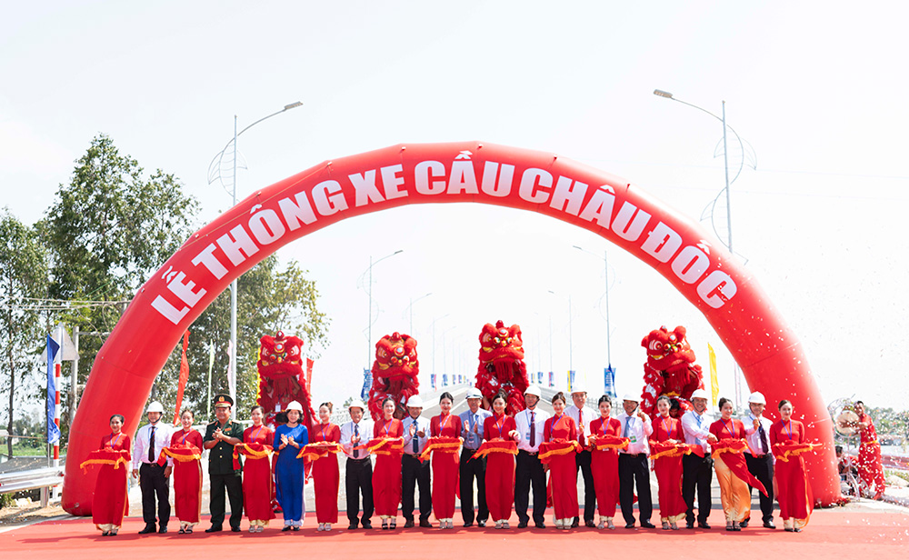 Thông xe cầu Châu Đốc kết nối 2 tỉnh Kiên Giang và Đồng Tháp. Các đại biểu thực hiện nghi thức cắt băng thông xe cầu Châu Đốc.