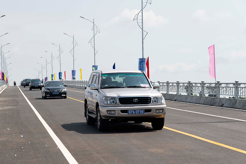 Thông xe cầu Châu Đốc kết nối 2 tỉnh Kiên Giang và Đồng Tháp. Các đại biểu tham quan xe cầu Châu Đốc.