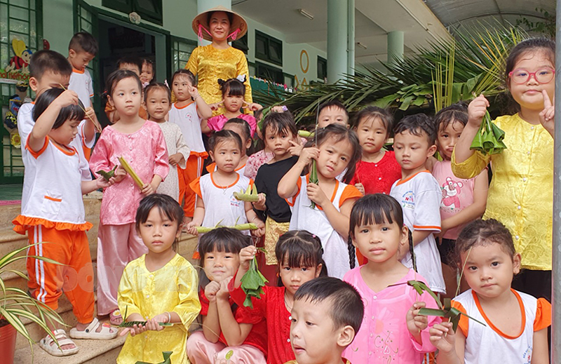 Học sinh và giáo viên Trường Mầm non Nguyễn Thế Hùng tham gia hoạt động ngoại khóa với trò chơi xếp hình bằng lá dừa.