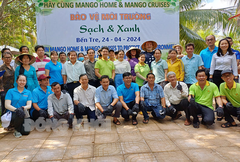 Thu gom rác thải bảo vệ môi trường Đại biểu và lực lượng tham gia chương trình thu gom rác chụp ảnh lưu niệm
