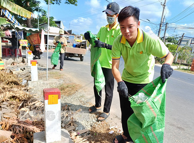 Thu gom rác thải bảo vệ môi trường Nhân viên Mango Home tham gia thu gom rác