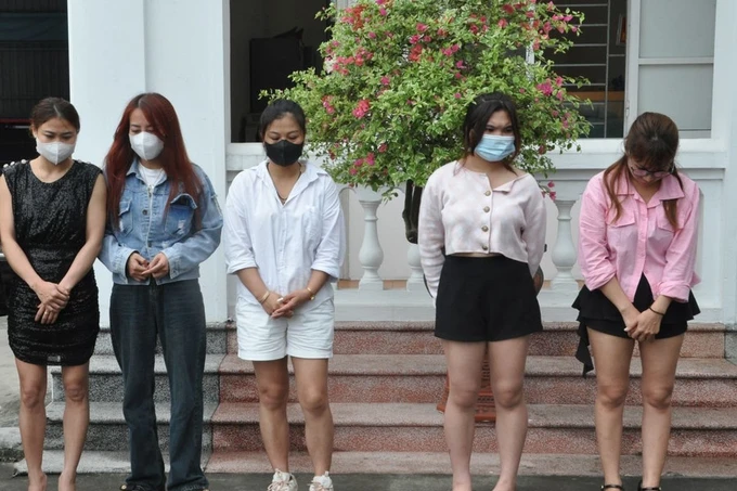 Khởi tố, bắt nữ quản trị nhóm 'Phố đèn đỏ Hải Dương' với hàng ngàn thành viên Tuyết (áo hồng) và 4 gái mại dâm bị bắt quả tang