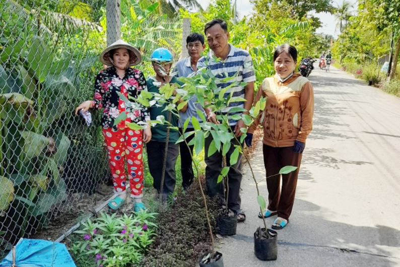 Người dân ấp Bình Tiên 2, xã Bình Hòa trồng cây xanh tạo cảnh quan nông thôn xanh, sạch, đẹp.