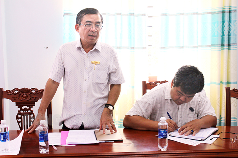 Thống nhất hoạt động của Tiểu ban Tuyên truyền, vận động giải phóng mặt bằng thực hiện Dự án xây dựng cầu Ba Lai 8 Phó trưởng ban Thường trực Ban Chỉ đạo 428 - Trưởng ban Dân vận Tỉnh ủy Bùi Văn Bia phát biểu kết luận tại buổi khảo sát.