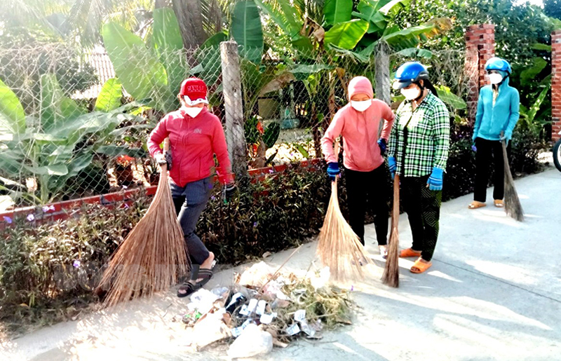 Hội Liên hiệp Phụ nữ xã Bình Thạnh: Tích cực đóng góp xây dựng nông thôn mới Phụ nữ xã Bình Thạnh tham gia làm đẹp cảnh quan môi trường.