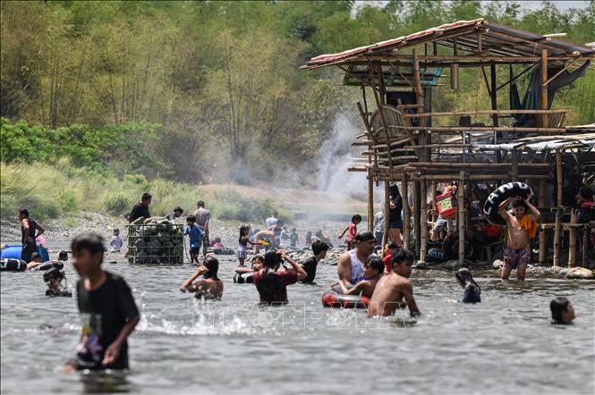 Người dân tắm sông tránh nóng tại Bulacan, Philippines, ngày 6-4-2024. Ảnh: AFP/TTXVN