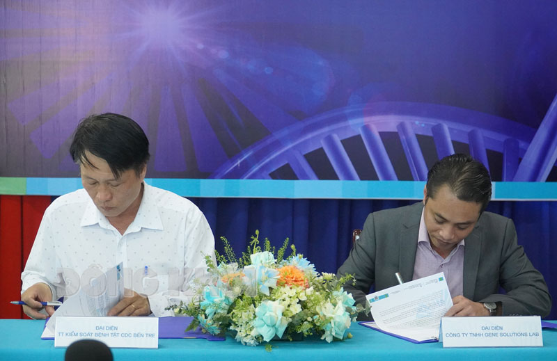 Phó giám đốc Trung tâm Kiểm soát bệnh tật tỉnh Nguyễn Trung Dũng và lãnh đạo Gene Solutions ký kết ghi nhớ
