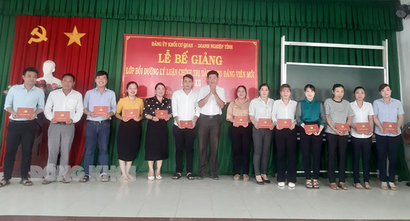 Phó bí thư Thường trực Đảng ủy Khối Cơ quan - Doanh nghiệp tỉnh Phạm Hữu Dự trao giấy chứng nhận hoàn thành khóa học cho các học viên.