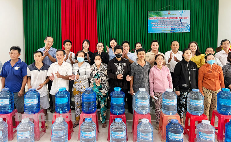 Trao bình nước tinh khiết cho hộ dân là hội viên, nông dân khó khăn tại xã Hưng Phong (huyện Giồng Trôm).