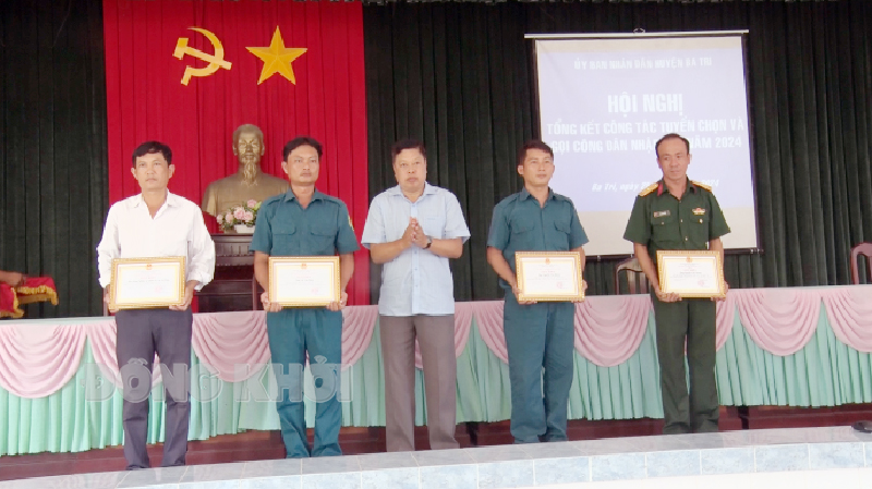 Tin hoạt động các huyện, thành phố ngày 25-4-2024 Khen thưởng các tập thể và cá nhân. Ảnh: Trần Xiện.