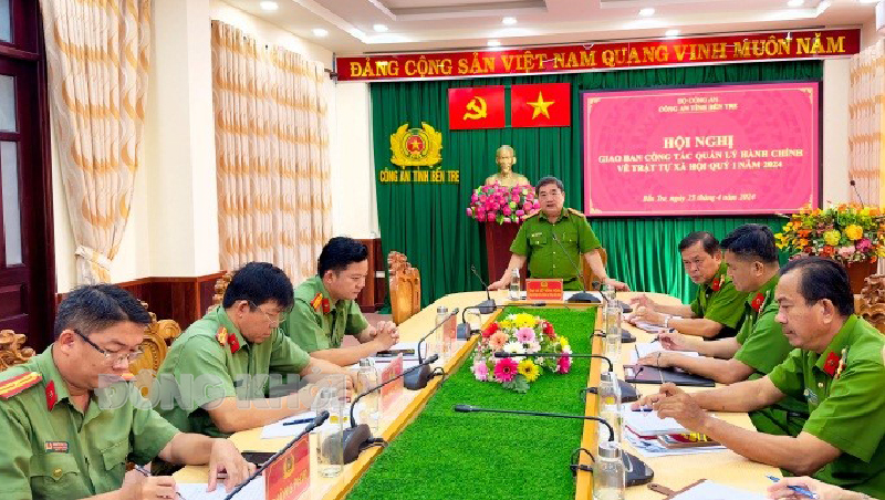 Tin hoạt động các huyện, thành phố ngày 25-4-2024 Đại tá Lê Văn Hòa - Phó giám đốc Công an tỉnh phát biểu chỉ đạo hội nghị. Ảnh: Minh Tân.