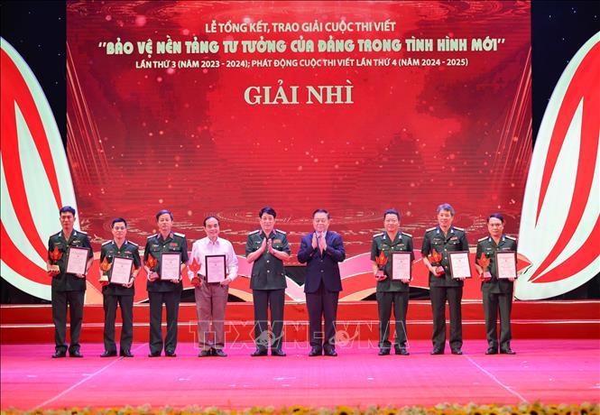Đại tướng Lương Cường và đồng chí Nguyễn Trọng Nghĩa trao giải Nhì cho các tác giả, nhóm tác giả. Ảnh: Thanh Tùng/TTXVN