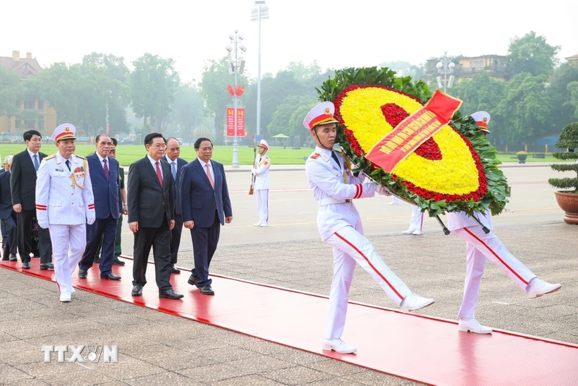 Đoàn đại biểu Ban Chấp hành Trung ương Đảng, Chủ tịch nước, Quốc hội, Chính phủ, Ủy ban Trung ương MTTQ Việt Nam vào Lăng viếng Chủ tịch Hồ Chí Minh. Ảnh: Dương Giang/TTXVN