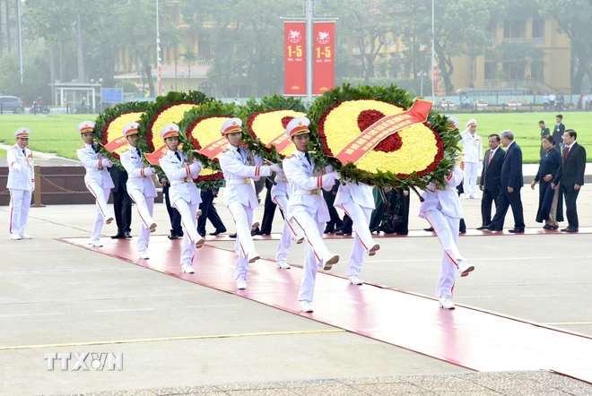 Đoàn đại biểu Ban Chấp hành Trung ương Đảng, Chủ tịch nước, Quốc hội, Chính phủ, Ủy ban Trung ương MTTQ Việt Nam đã đặt vòng hoa, vào Lăng viếng Chủ tịch Hồ Chí Minh. Ảnh: Dương Giang/TTXVN