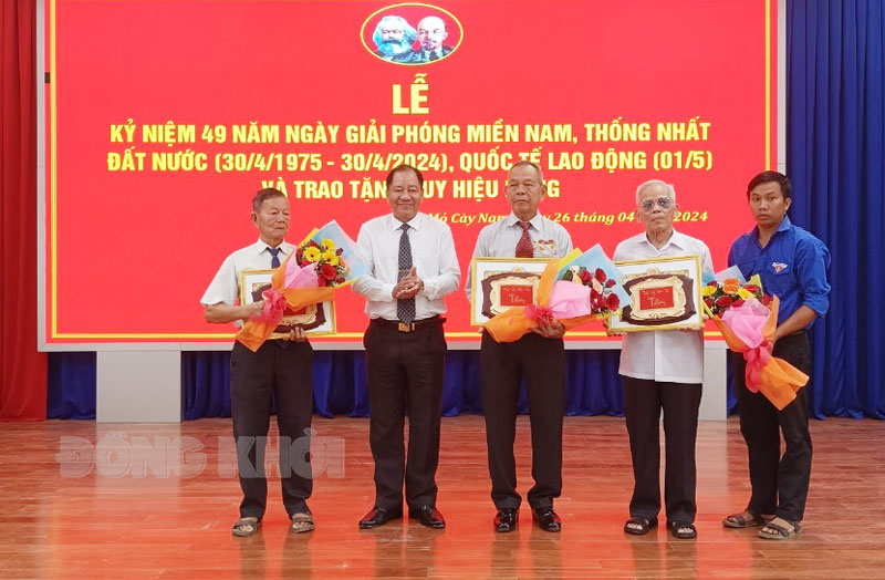 Tin hoạt động các huyện, thành phố ngày 26-4-2024 Trao Huy hiệu 60 năm tuổi Đảng cho đảng viên. Ảnh: Ngọc Vũ