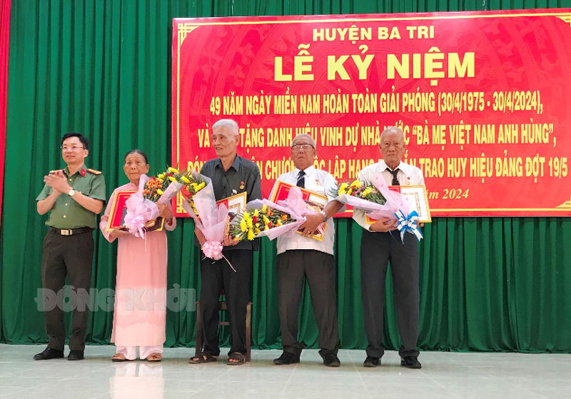 Tin hoạt động các huyện, thành phố ngày 26-4-2024 Trao Huy hiệu 60 năm tuổi Đảng cho đảng viên. Ảnh: Ngọc Vũ