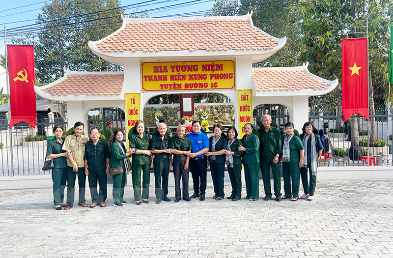Đoàn đại biểu chụp ảnh lưu niệm tại Di tích lịch sử cách mạng Bia tưởng niệm Thanh niên xung phong Tuyến đường 1C.