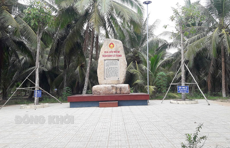 Về thăm Gò Tranh anh hùng Bia lưu niệm Chiến thắng Gò Tranh ở xã Tân Lợi Thạnh, huyện Giồng Trôm.