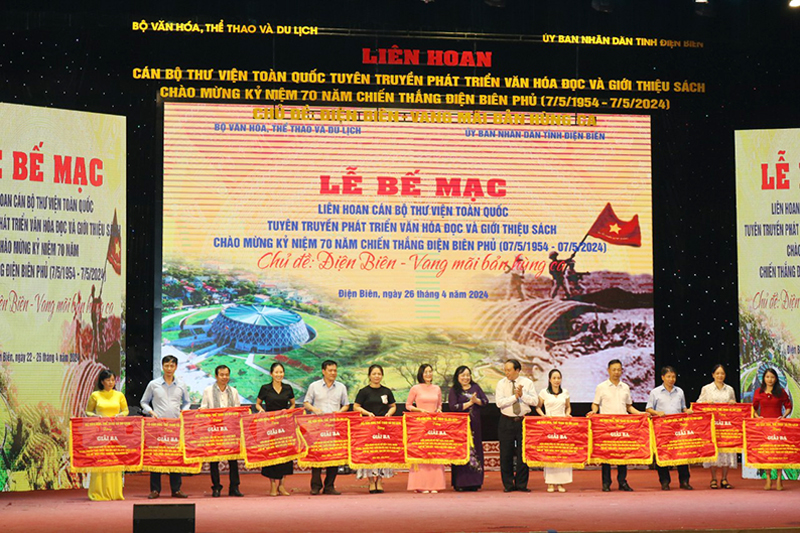 Trao giải cho các đơn vị.