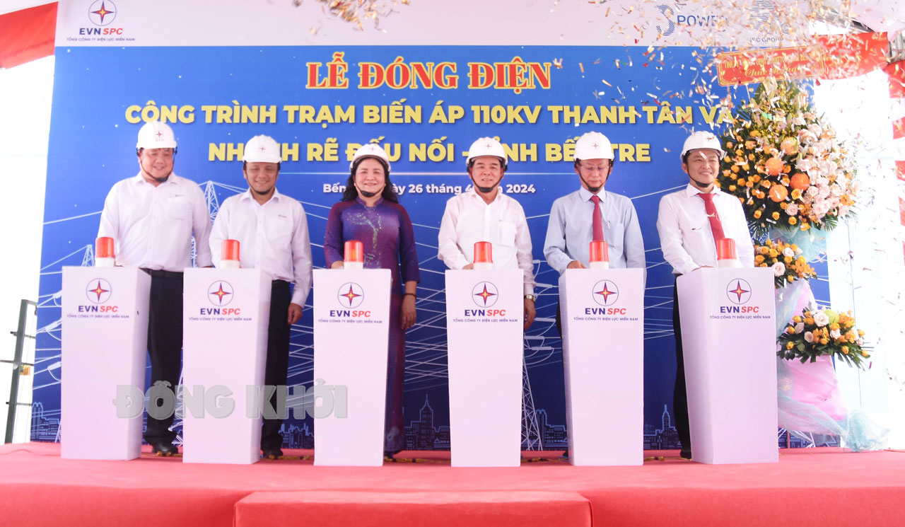 Quyền Bí thư Tỉnh ủy - Chủ tịch HĐND tỉnh Hồ Thị Hoàng Yến, Chủ tịch UBND tỉnh Trần Ngọc Tam cùng các đại biểu tham dự thực hiện nghi thức đóng điện.
