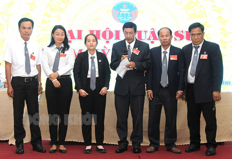 Ban Chủ nhiệm Đoàn Luật sư tỉnh nhiệm kỳ X (2024 - 2029) và đại biểu dự Đại hội đại biểu Luật sư toàn quốc ra mắt trước đại hội.