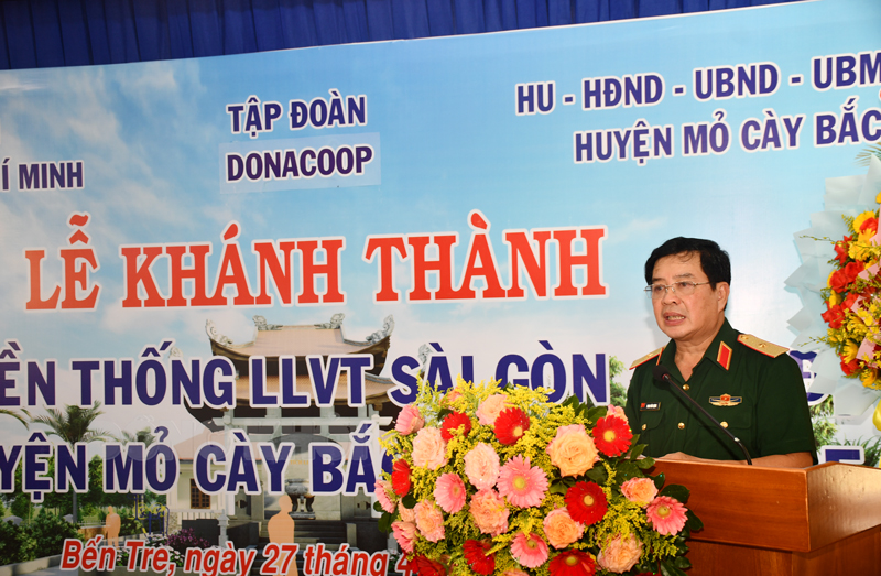 Khánh thành Bia truyền thống lực lượng vũ trang Sài Gòn - Gia Định tại huyện Mỏ Cày Bắc Thiếu tướng Phan Văn Xựng - Chính ủy Bộ tư lệnh TP. Hồ Chí Minh phát biểu.
