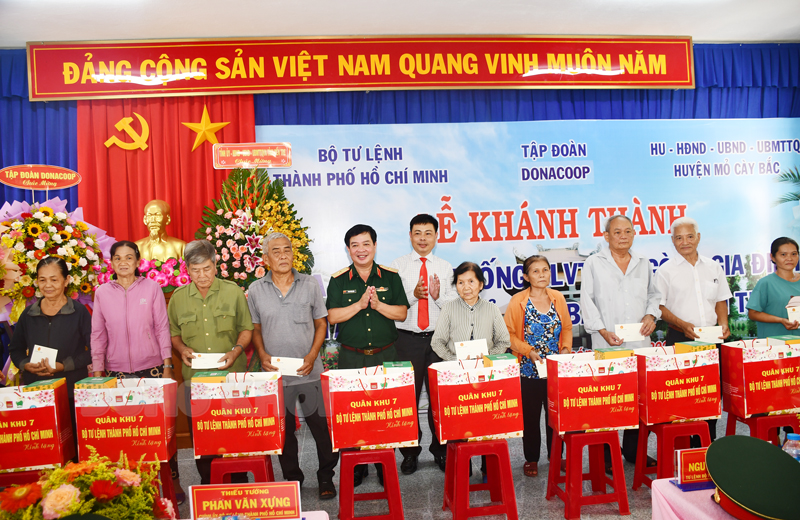 Khánh thành Bia truyền thống lực lượng vũ trang Sài Gòn - Gia Định tại huyện Mỏ Cày Bắc Tặng quà cho các gia đình chính sách, gia đình khó khăn trên địa bàn huyện.