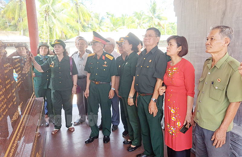 Khánh thành Bia truyền thống lực lượng vũ trang Sài Gòn - Gia Định tại huyện Mỏ Cày Bắc Tham quan bia ghi danh các liệt sĩ.
