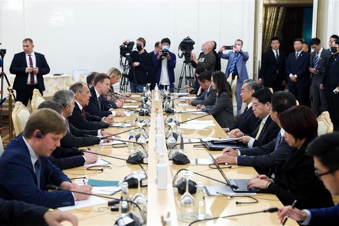 Nga, Belarus, Trung Quốc, Iran và Triều Tiên tăng cường đối thoại cấp cao Bộ trưởng Ngoại giao Trung Quốc Vương Nghị (thứ 5, phải) và người đồng cấp Nga Sergei Lavrov (thứ 4, trái) tại cuộc hội đàm ở Moskva ngày 18-9-2023. Ảnh: AFP/TTXVN