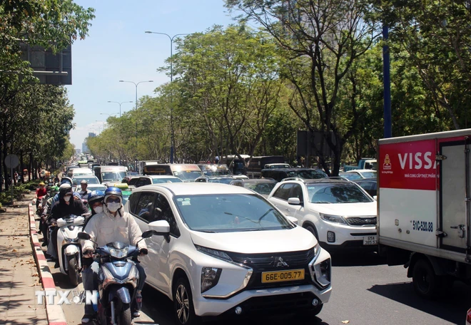 20 người chết vì tai nạn giao thông trong ngày 28-4-2024 Tình trạng ùn ứ kéo dài xảy ra ở nhiều tuyến đường khu vực phía Đông TP. Hồ Chí Minh trong ngày 27-4-2024. Ảnh: TTXVN phát